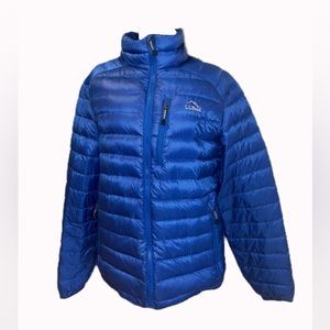 LL. Bean mens puffer jacket, 3 outside, 2 large inside pockets, water repellent.